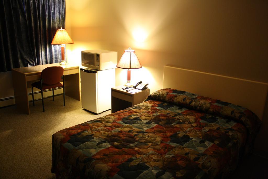 Lamplighter Inn Three Hills Room photo